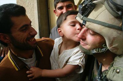 iraq.child_kissing_soldier_400