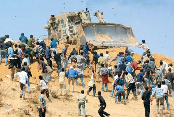 CATERPILLAR Bulldozer Gets Pummelled 