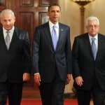US President Barack Obama (C) walks with