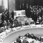 Adlai_Stevenson_shows_missiles_to_UN_Security_Council_with_David_Parker_standing