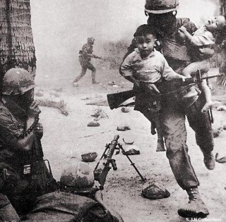 MarineinVietnam_saving_children