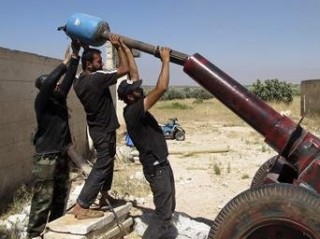 Syrian rebels with homemade artillery shell, gas shell - or both