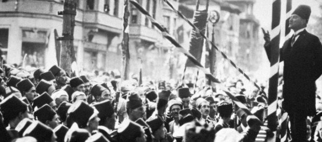 Mustafa Kemal Atatturk - Working a crowd, street stumping style