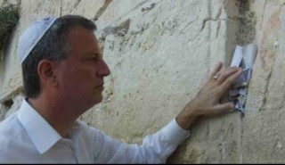 New York City Mayor De Blasio wearing a Jewish yarmulke at the Western Wall in Jerusalem. Making this pilgrimage seems to be a rite of passage for US politicians from both parties. 
