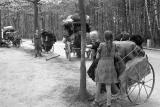 German old women and children flee west-1945