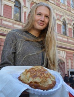 Russians showing that they can be good sports, deliver 'thank you' cake to US Embassy for getting Crimea back as blowback from our own aggression.