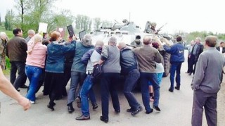 Push-back - Civilians are trying to stop Kiev’s “anti-terrorist” forces