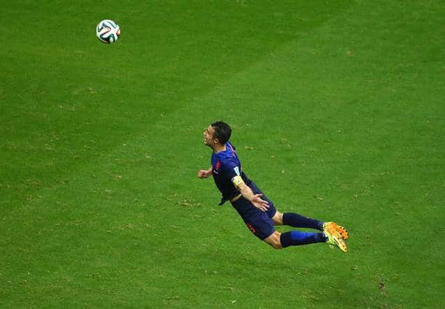 Robin van Persie of the Netherlands scores the team's first goal with a diving header in the first half during the 2014 FIFA World Cup Brazil Group B match between Spain and Netherlands at Arena Fonte Nova on June 13, 2014 in Salvador, Brazil. (Photo by Jeff Gross/Getty Images) 