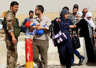 Iraqi refugees flee Mosul