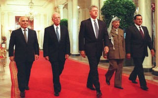 US President Bill Clinton (C) accompanies King Hussein of Jordan (L), Israeli Prime Minister Yitzhak Rabin (2nd-L), PLO Chairman Yasser Arafat