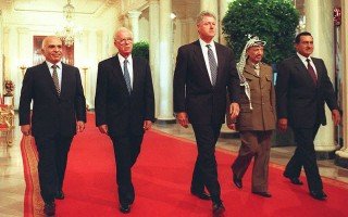 US President Bill Clinton (C) accompanies King Hussein of Jordan (L), Israeli Prime Minister Yitzhak Rabin (2nd-L), PLO Chairman Yasser Arafat