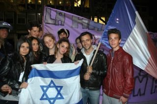 French-Israelis hold a sign reading "Jews of France in danger, your place is in Israel". (File photo)