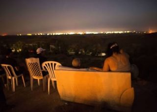 A Classic -- Israelis pull up their chairs and watch the Gaza slaughter