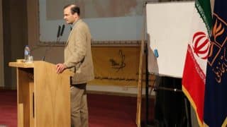 Science journalist Richard Stone delivers a speech about science journalism and diplomacy in the Iranian capital Tehran on July 29, 2015. (khanjari.tv photo)