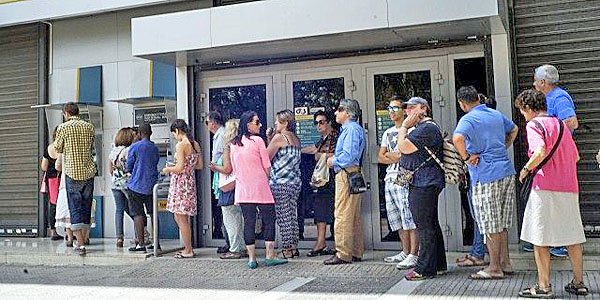 greece-run-on-banks-atms-600