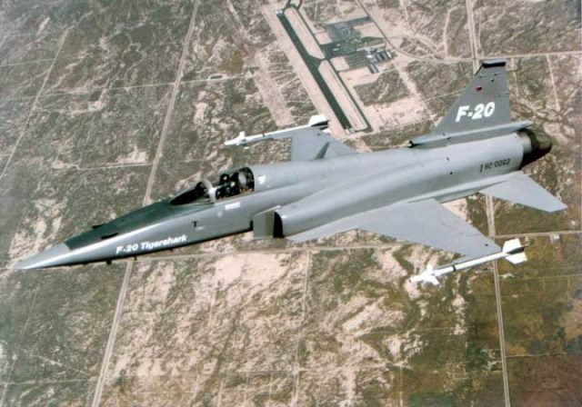 F-20_in-flight-web-lr