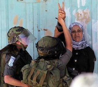 Female IDF confront Palestinian woman